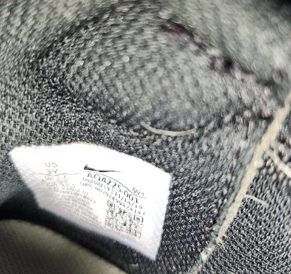 Nike Team Hustle Black/Silver Boy's Sneakers